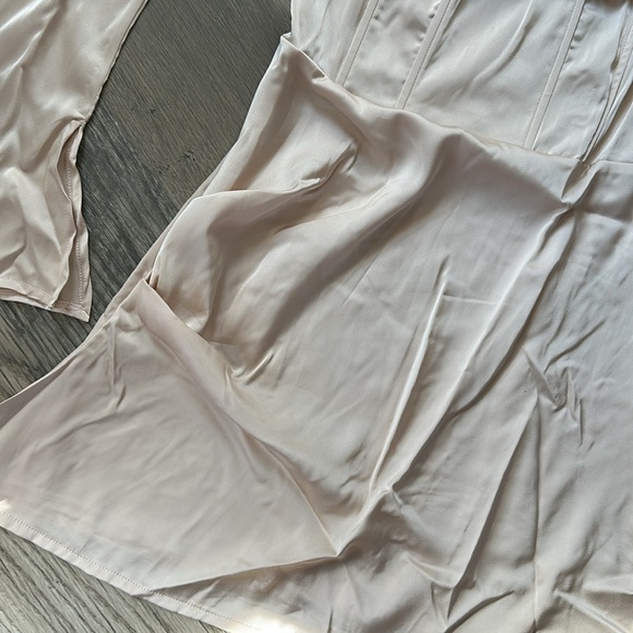 Pretty little thing Champagne pleat detail Bardot flared sleeve shift dress 4‎ - Picture 8 of 16